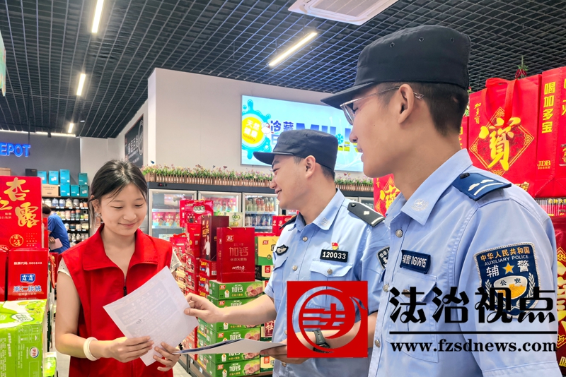7月6日，枣庄市公安局山亭分局桑村派出所民警辅警深入沿街店铺开展防范电信网络诈骗宣传，切实守好群众的“钱袋子”。.jpg