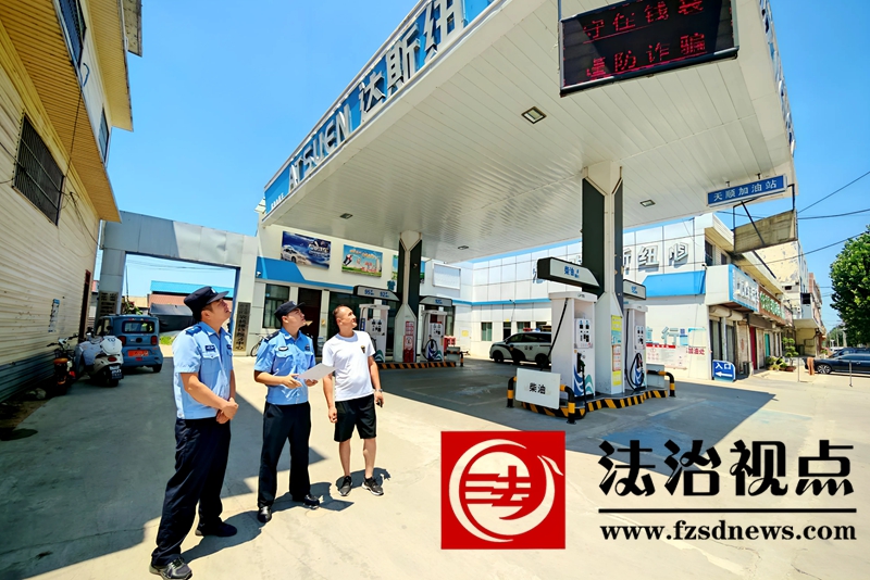 7月6日，枣庄市公安局山亭分局桑村派出所组织警力深入加油站，开展防范电信网络诈骗宣传。.jpg