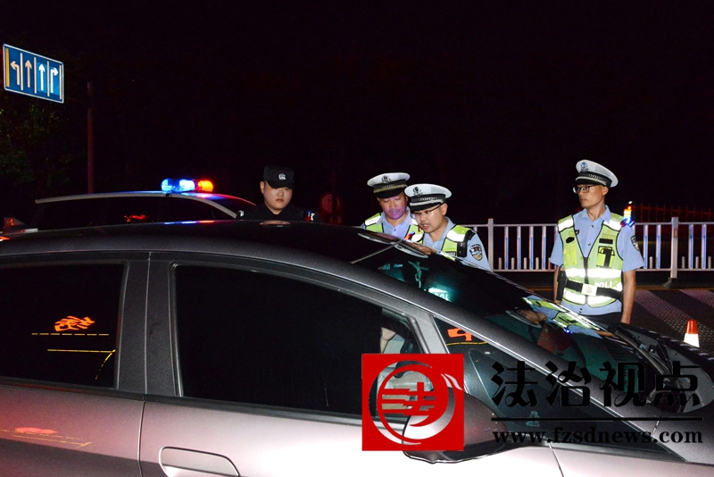 8月7日夜，枣庄市公安局山亭分局交通管理大队联合特警大队开展集中整治酒驾醉驾统一行动，严厉查处各类重点交通违法行为，从源头消除安全隐患。.jpg