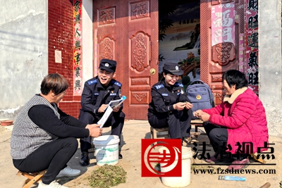 12月8日，枣庄市公安局山亭分局店子派出所组织警力深入辖区安岭村，在群众家门口宣讲冬季安全防范常识。.jpg