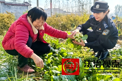 12月8日，枣庄市公安局山亭分局店子派出所辅警在安岭村的菜园里向村民宣讲冬季安全防范常识。.jpg