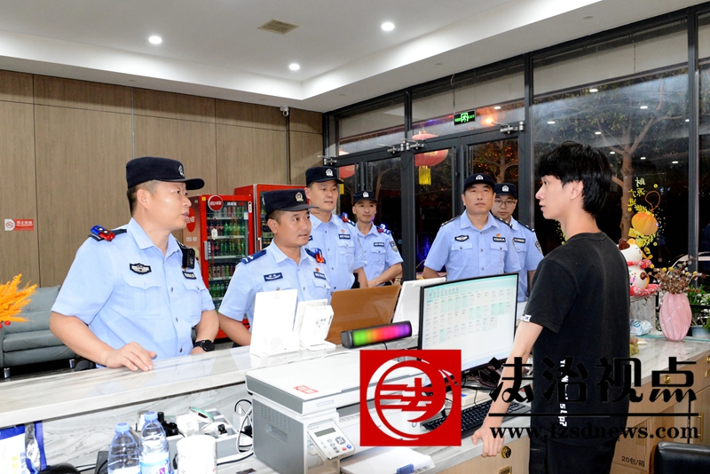 8月11日晚，枣庄市公安局山亭分局民辅警深入辖区酒店排查安全隐患，叮嘱业主严格落实安全防范措施，切实做到守法经营。.jpg