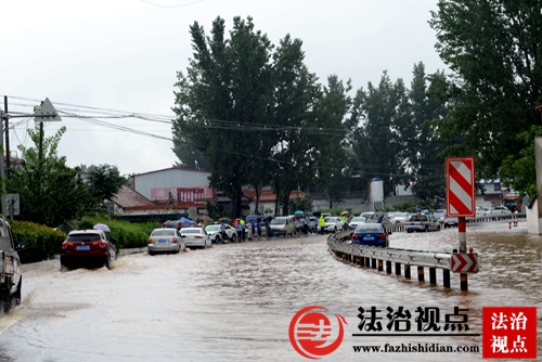 7月14日，山东省枣庄市公安局山亭分局交警大队组织警力冒雨疏导交通。.jpg