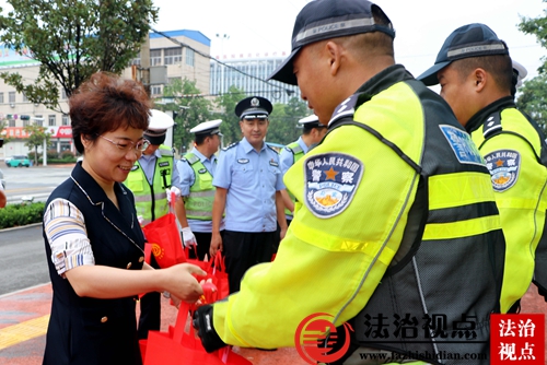 “夏送清凉”暖警心