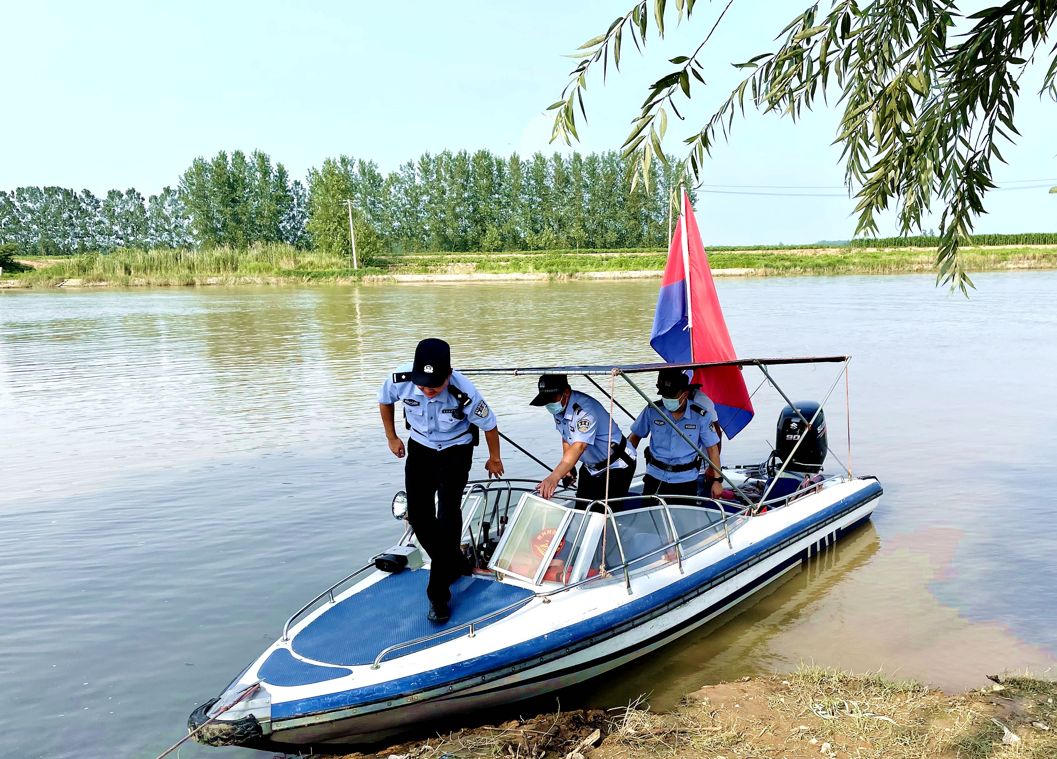 400平方公里水土  湖区民警这样守