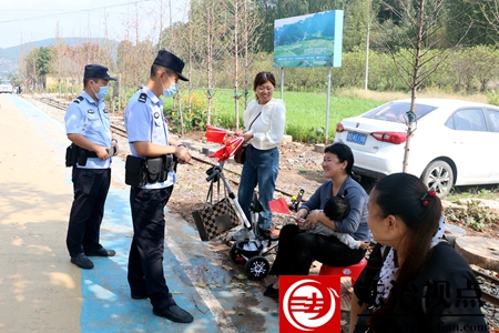 10月1日，枣庄市公安局山亭分局徐庄派出所民辅警在葫芦套景区巡逻途中提醒游客注意看管好随身财物。.jpg