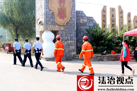 10月1日，枣庄市公安局山亭分局徐庄派出所民辅警联合镇村防火点工作人员和志愿者一起进行防火防盗防诈骗巡逻。.jpg