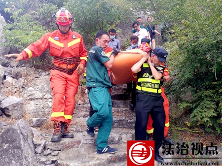 10月2日，救援人员齐心协力紧急将休克游客抬往山下。.jpg