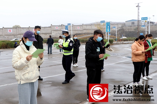 11月23日，枣庄市公安局山亭分局交警大队民警为金飞驾校学员发放交通安全“明白纸”，加强源头教育培训。.jpg