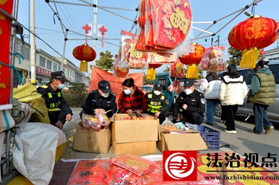 1月8日，枣庄市公安局山亭分局北庄派出所民辅警和崮乡义警在集市巡防过程中，向群众宣讲安全防范常识，警民联手打造平安年集。.jpg