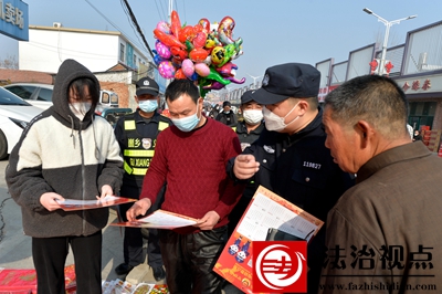 1月8日，枣庄市公安局山亭分局北庄派出所联合崮乡义警开展集市巡逻防控，向群众宣讲安全防范知识、发放平安年历。.jpg