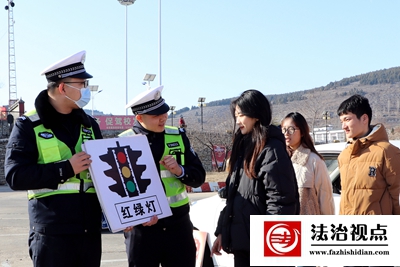 2月14日，枣庄市公安局山亭分局交警大队宣传民辅警利用展牌向金飞驾校的学员们讲解交通安全常识。.jpg