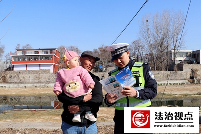 2月14日，枣庄市公安局山亭分局交警大队宣传科辅警面对面向老年人宣讲安全出行常识。(1).jpg