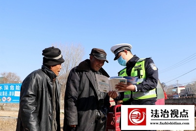 2月14日，枣庄市公安局山亭分局交警大队宣传科辅警走进乡村，向老年人宣讲安全出行常识，发放宣传资料。(1).jpg