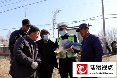 2月14日，枣庄市公安局山亭分局交警大队宣传科辅警走进乡村开展“情系夕阳红”交通安全主题宣传活动，面对面向老年人宣讲安全出行常识。(1).jpg