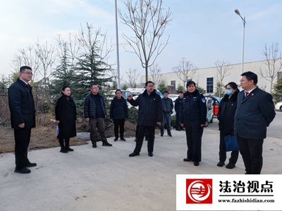 图②：执行法官现场部署强制迁搬工作.jpg