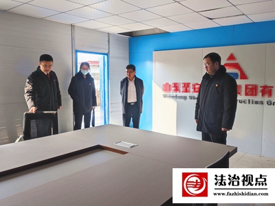 图④：执行干警查看板房设施腾空情况.jpg