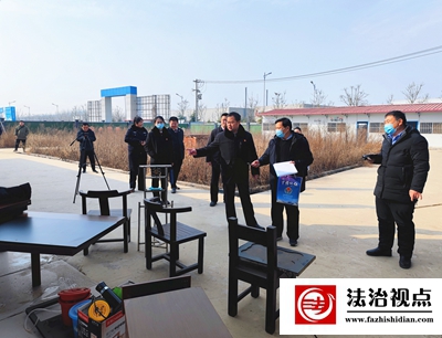 图⑤：执行法官与公证处人员对院内资产进行盘点登记.jpg