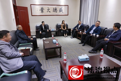 邱金山到“红领书记”任职单位现场办公