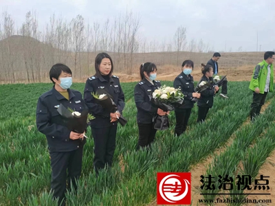 沂水县：网格员参加清明节祭扫烈士墓活动