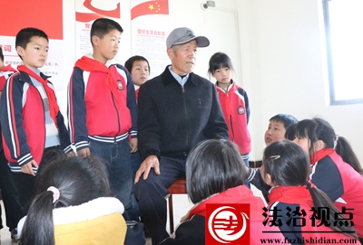 郯城县高峰头镇：老兵课堂讲故事　学生明志祭清明