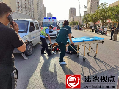 东明公安交通辅警协助医生抢救受伤人员