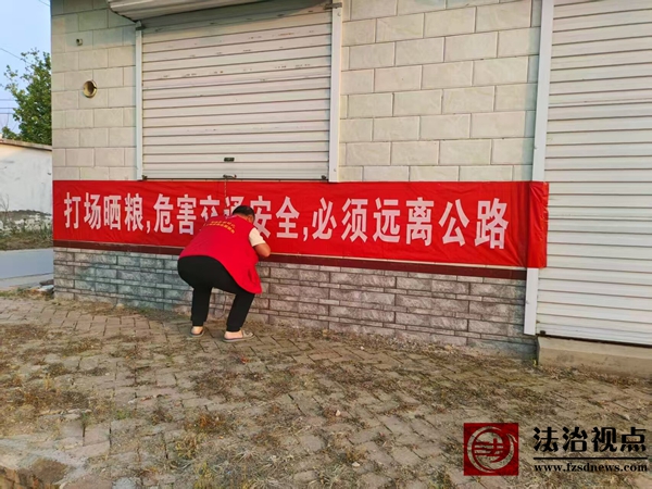 流坡坞镇多措并举开展规范晒粮秩序 守护道路安全