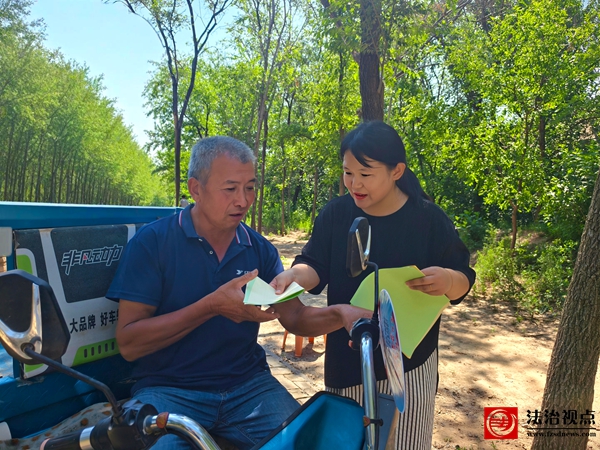 流坡坞镇开展“扫黄打非 筑牢防护墙”宣传活动