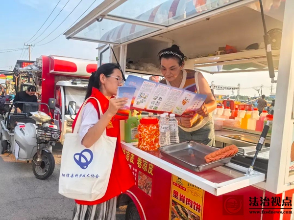劳店镇开展“扫黄打非”宣传进商铺活动