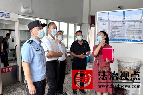 9月17日，枣庄市公安局山亭分局联合相关单位和部门对学校食堂进行食品安全检查。.jpg