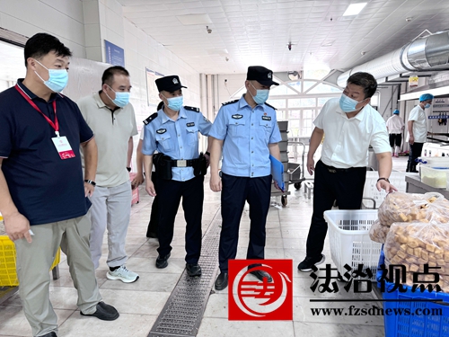 9月16日，枣庄市公安局山亭分局联合相关单位和部门对学校食堂进行食品安全检查，现场查看食品来源。.jpg