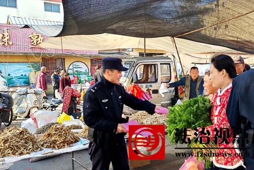 10月29日，枣庄市公安局山亭分局山城派出所民辅警在山亭农贸市场开展法治宣讲活动，切实增强群众“知法、守法、用法”的意识和能力。.jpg