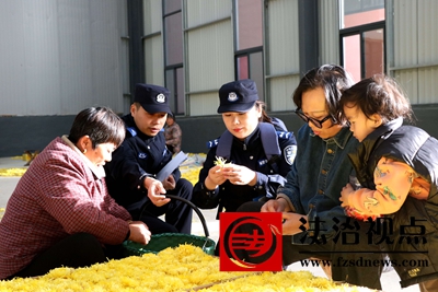 11月27日，枣庄市公安局山亭分局山城派出所辅警深入辖区花茶加工企业向员工宣讲防火、防盗和防范电信网络诈骗等常识，警民携手筑牢冬季安全防线。.jpg