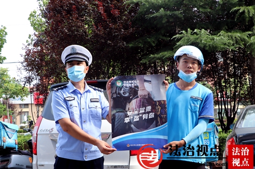 8月8日，枣庄市公安局山亭分局交警大队民警在“饿了么”外卖配送点宣讲交通安全常识。.jpg