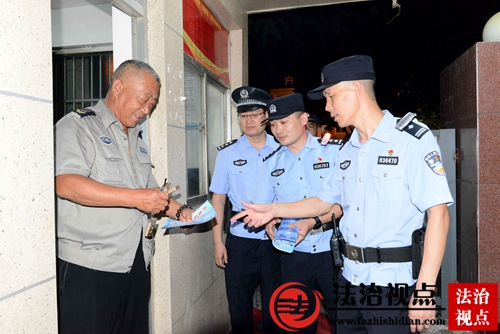 8月9日夜，山东省枣庄市公安局山亭分局巡逻防控民警向校园安保人员宣传安全防范常识。.jpg