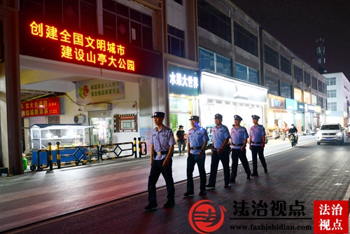 8月9日夜，山东省枣庄市公安局山亭分局组织民警开展巡逻防控，全面提升见警率和管事率，着力营造良好社会治安氛围。.jpg