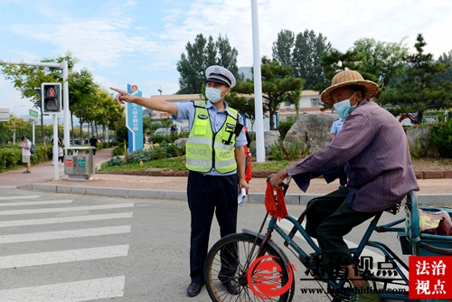 9月14日，枣庄市公安局山亭分局交警大队民警在山亭城区主干道开展文明交通教育、引导、劝阻等志愿服务活动，助力文明城市创建工作。.jpg