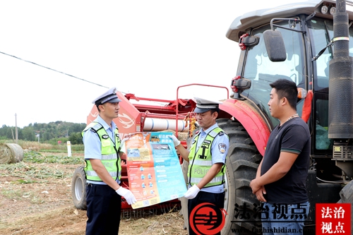 9月20日，枣庄市公安局山亭分局交警大队组织民辅警深入田间地头开展交通安全宣传活动，面对面向农机手宣传安全生产和文明出行知识，从源头预各类事故的发生。.jpg