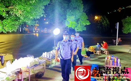 图为夏镇第一派出所民警在多元夜间消费市场巡逻守护.jpg