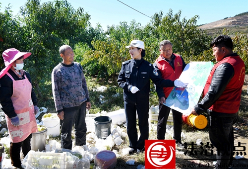 10月10日，枣庄市公安局山亭分局交警大队组织宣传民辅警和志愿者向果农宣讲安全文明出行常识。.jpg