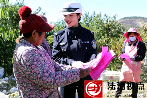 10月10日，枣庄市公安局山亭分局交警大队宣传辅警到冬桃采摘园向果农宣讲交通安全常识，发放宣传资料。(1).jpg