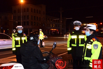 1月9日夜，枣庄市公安局山亭分局交警大队民辅警夜查酒驾醉驾交通违法行为，确保群众出行安全。.jpg