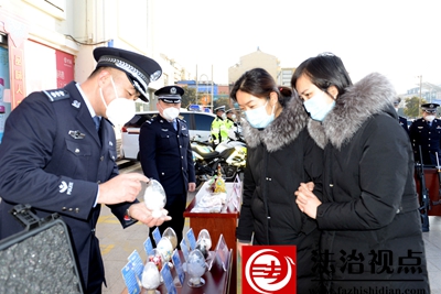 1月10日，枣庄市公安局山亭分局禁毒大队民警在庆祝第三个中国人民警察节现场，向群众宣讲禁毒知识。.jpg