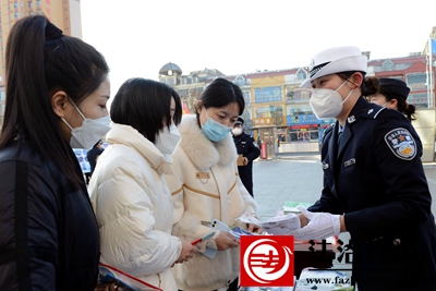 1月10日，枣庄市公安局山亭分局民警向群众讲解安全出行常识，用亲民爱民的具体行动欢庆第三个“中国人民警察节”。.jpg
