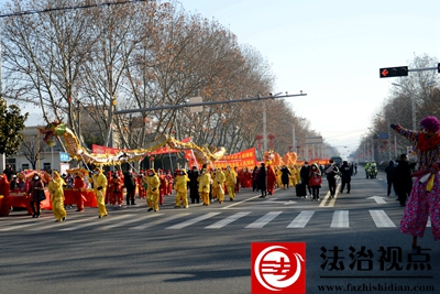 1月28日，枣庄市公安局山亭分局民辅警在“黄河大集_幸福山亭”游艺踩街大拜年活动现场维护治安秩序、疏导道路交通。.jpg