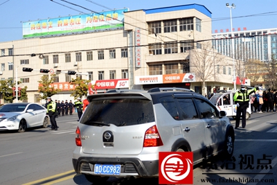 1月28日，枣庄市公安局山亭分局交通民辅警在“黄河大集_幸福山亭”游艺踩街大拜年活动现场疏导交通。.jpg