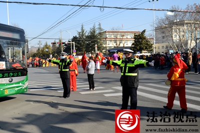 1月28日，枣庄市公安局山亭分局交警大队民辅警在“黄河大集_幸福山亭”游艺踩街大拜年活动现场疏导交通。.jpg