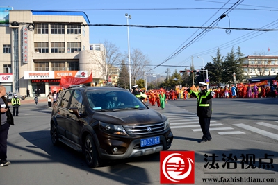 1月28日，枣庄市公安局山亭分局交警大队民辅警在“黄河大集_幸福山亭”游艺踩街大拜年活动现场疏导交通，确保活动安全顺利进行。.jpg