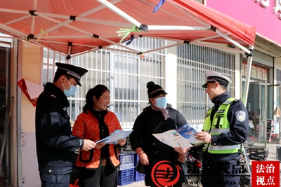 3月2日，枣庄市公安局山亭分局交警大队民辅警进村入户向群众宣讲防电信诈骗、交通安全等常识。.jpg