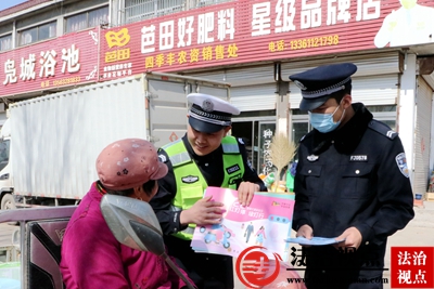 3月2日，枣庄市公安局山亭分局交警大队民辅警向群众宣讲防电信诈骗、交通安全等常识。.jpg